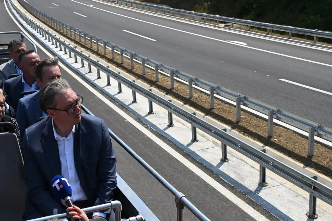 A szerb elnök és sleppje nyitott autóbusszal járta be az  átadásra került autópályát