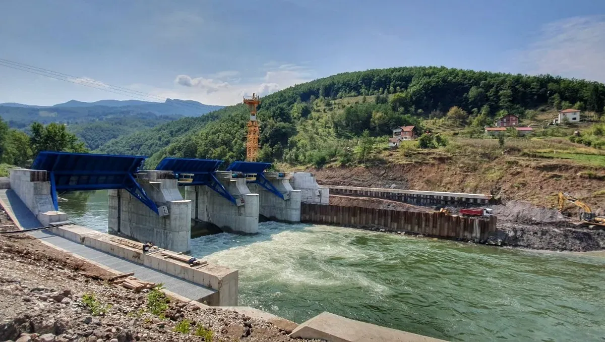 A rekovići vízerőmű, amely 55%-ban a szerb elnök komájának, Nikola Petrovićnak a tulajdonában van, 45%-os társtulajdonos Dragan Klisura a belgrádi MINI HYDRO INVESTMENTS cégen keresztül (Forrás: CompanyWall)