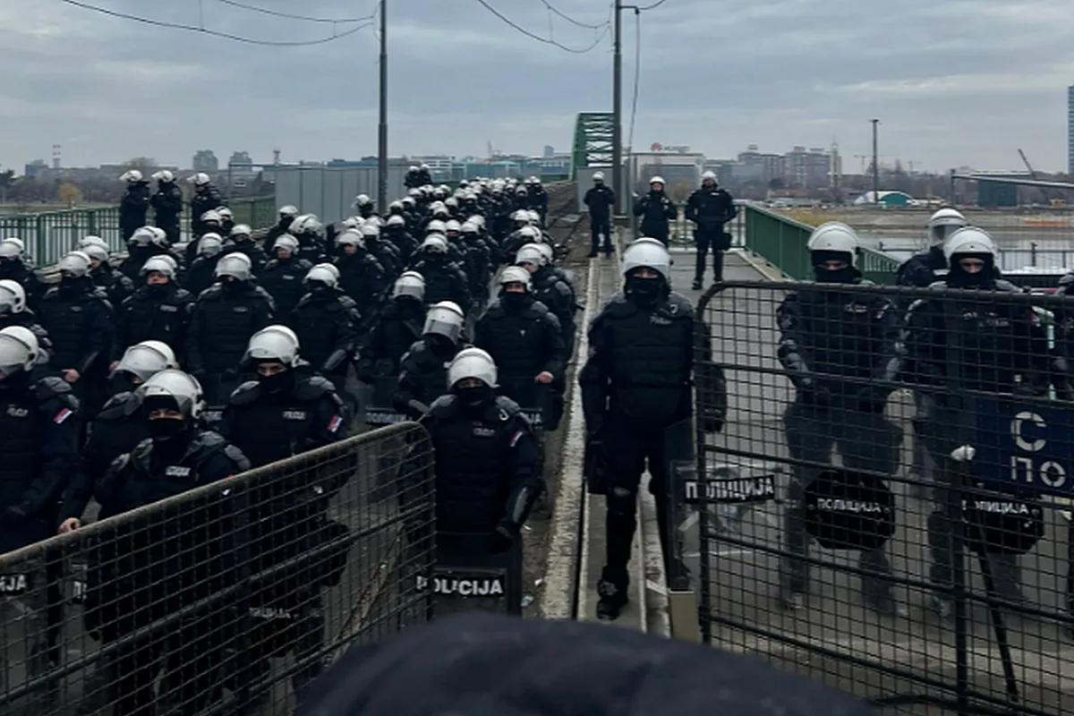 Tavaly december közepén a rezsim rendőrökkel védte a régi Száva-hidat