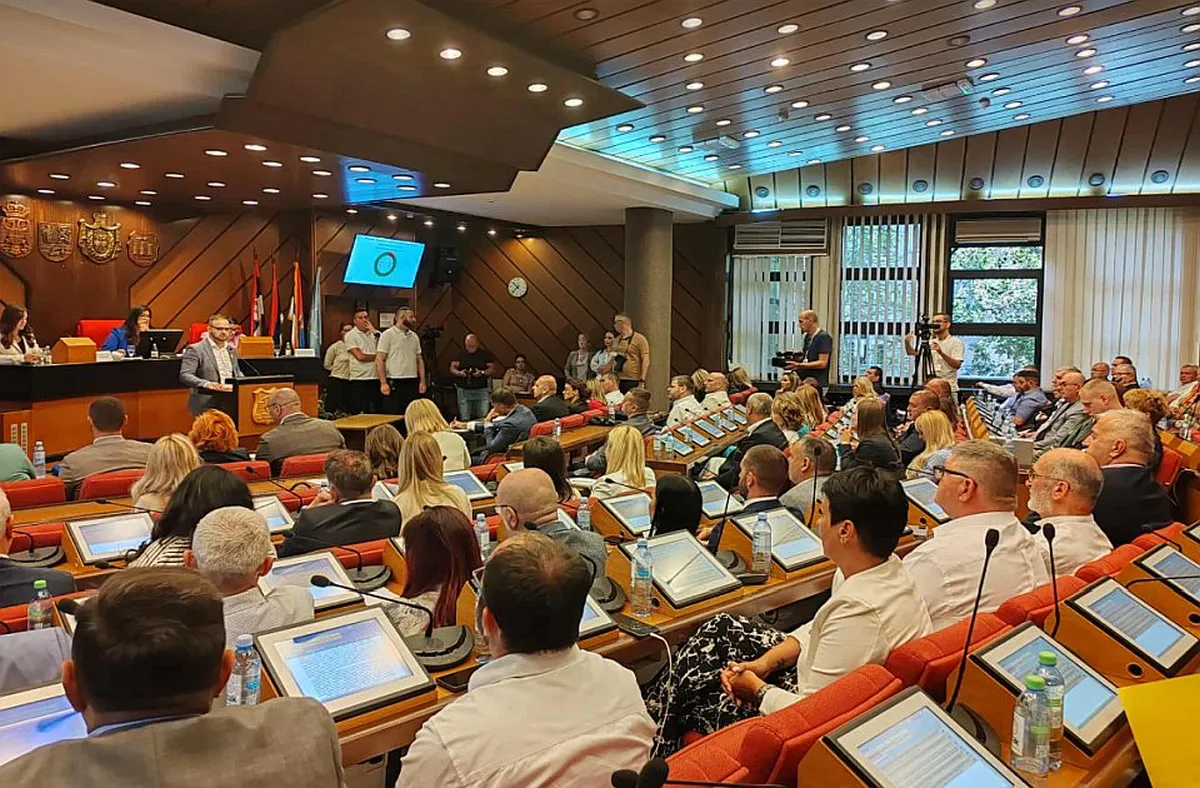 Az újvidéki közgyűlés elfogadta Žarko Mićin polgármester kezdeményezését, hogy emlékművet állítsanak az újvidéki vasútállomáson történt tragédia áldozatainak