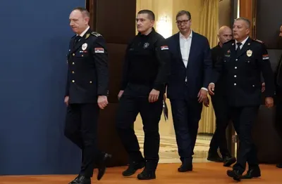 Vucic é az egyenruhás szimpatizánsok