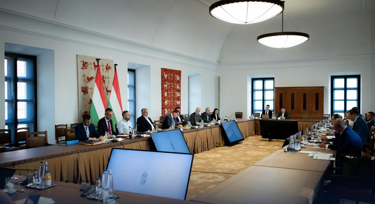 Orbán a nagy Trumpról kis Trumpra váltott? 4 A magyar miniszterelnök a Facebookon közölte, hogy a mai kormányülésen áttekintettük a Munkácsot ért orosz rakétatámadás következményeit. Orbán hozzátette, hogy a béke irányába tett erőfeszítéseket, és a Trump elnök által kezdeményezett tárgyalási folyamatot folytatni kell. - Csak a béke! - zárta a bejegyzést
