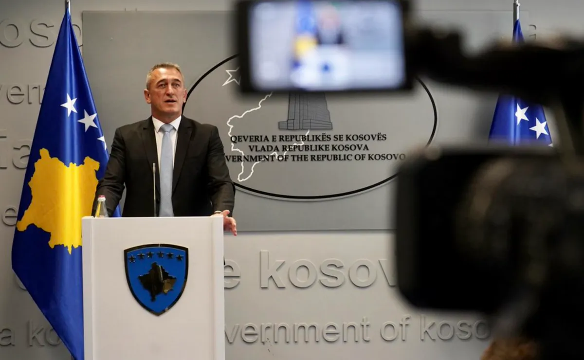 Kurti "jó szerbje"  támogatta Dimal Basha megválasztását a parlamentben, Nenad Rašić létszer is volt miniszter, legutóbb 2022-től a közösségekért és a visszatértekért nevet viselő tárcát veztette (Minister for Communities and Returns)