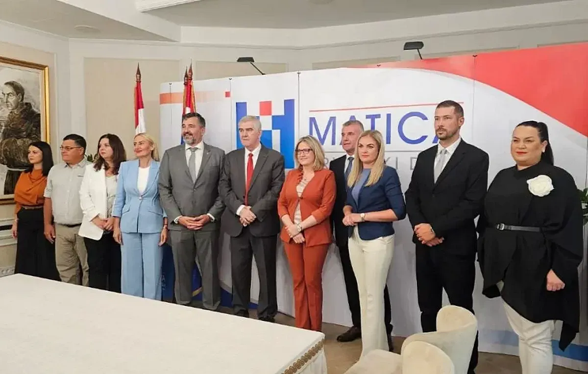 Cinizmus a köbön: az usztasázó polgármester a multikultit dicséri Szabadkán 3 Demo Beriša (Berisha) a szerbiai Horvát Nemzeti Tanácsnál is megfordult