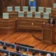 Az új koszovói házelnök, Dimal Basha székfoglaló beszédét mondja, vagy valami hasonlót. New York-i évei alatt gyakornokként Eliot Engel demokrata kongresszusi képviselő irodájában dolgozott