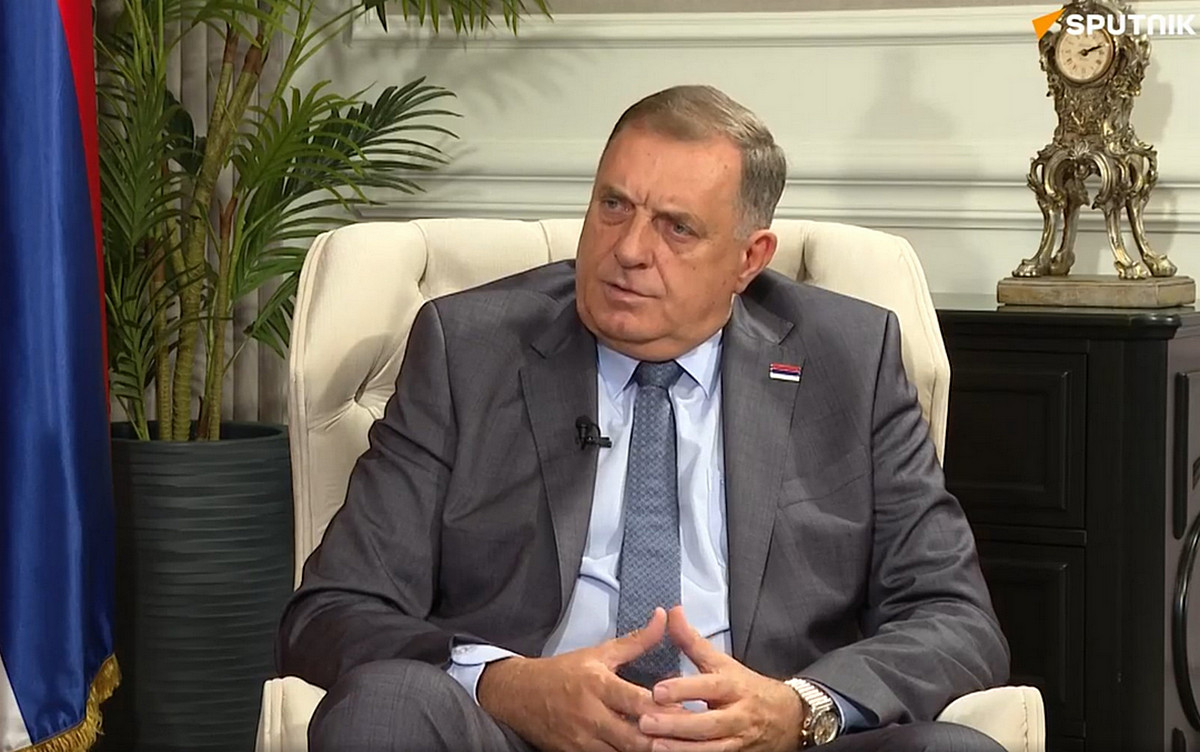 A boszniai szerbek jogi értelemben leváltott vezetője orosz segítséget kér/vár Bosznia-Hercegovina szétveréséhez, például az EUFOR kipaterolásával. Moszkvai útja előtt az amerikaiakkal titkos egyeztetést tartott (Forrás: Screenshot, Szputnyik)