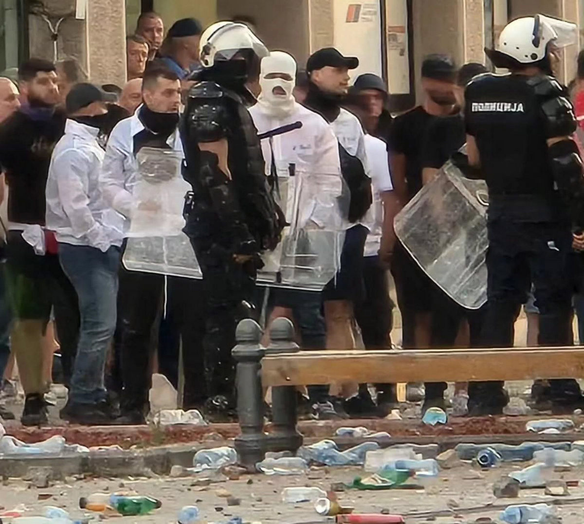Szerbia a polgárháború küszöbén, vagy a hatalom utolsó rúgásai (másokba)? 2 Verőlegények a Szerb Haladó Párt irodája előtt. Internetes források szerint reggel hat órakor újabb csoport érkezett, nem azért vitték oda őket, hogy összeszedjék a szétdobált PET-palackokat (üvegeket)