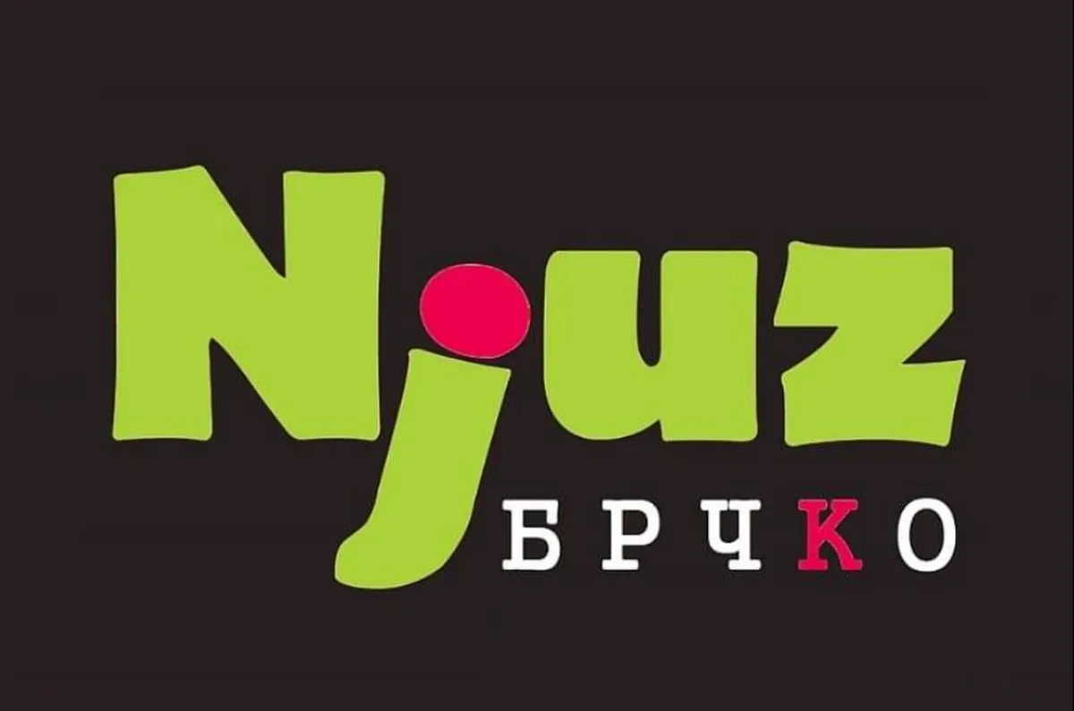 A kulturális és politikai abszurditásából humort faragni. A Brčko Njuz ugyan „fake news”, de nem félrevezető, hanem szatirikus: a valóság karikírozása. A magyar olvasó számára kicsit olyan, mintha a Hócipő vagy a Magyar Narancs karikatúra-rovat keveredne a 444 álhírrovatával.