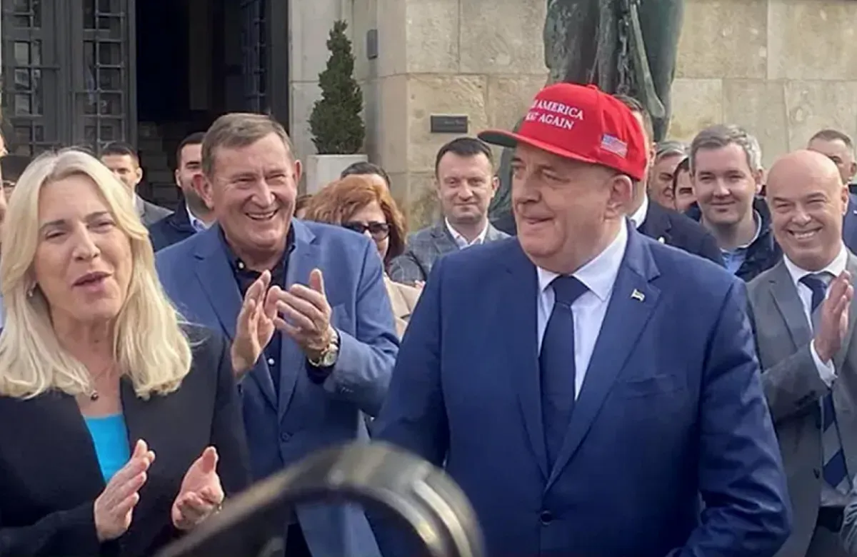 Cvijanović Milorad Dodik társaságában, aki egy kicsit boszniai szerb Trumpnak képzeli magát