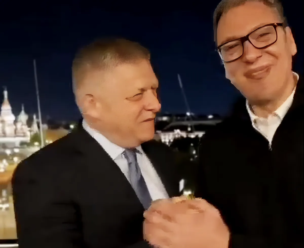 Fico és Vucic május kilencedikén kéz a kézben Moszkvában