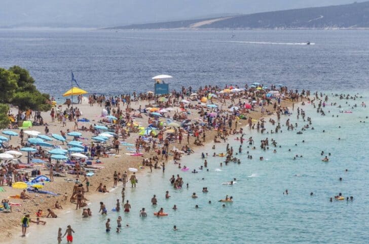 Kevesebb turista júliusban, de a betévő falat meglesz 2 Turistákkal teli strandok Horvátországban