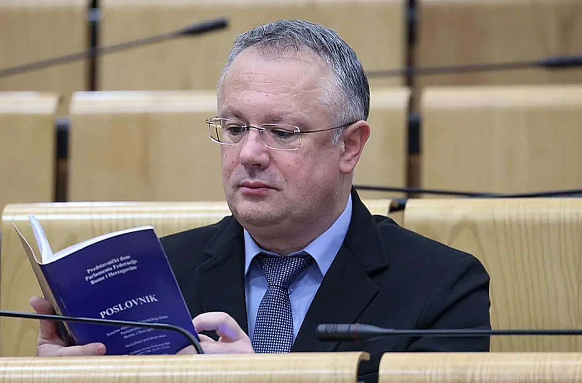 Az állatviadalok betiltását sürgetik Boszniában, a bikatenyésztők tiltakoznak 3 Sanel Kajan ismerkedik a föderációs parlamenti házszabállyal (Forrás: Klix.ba)