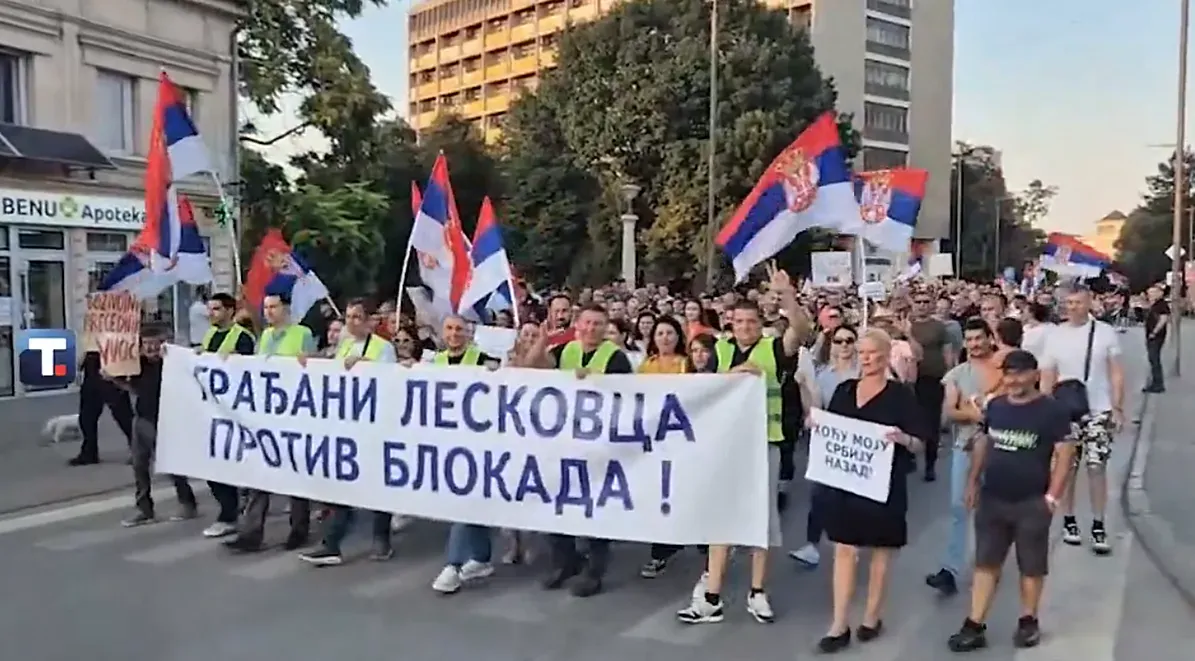 Leskovac polgárai a blokádok ellen. Oldalt látható egy Benu gyógyszertár, amelyet a német Phoenix-csoport működtet Magyarországon, Szerbiában, Montenegróban, Csehországban, Szlovákiában, Svájcban és a balti államokban