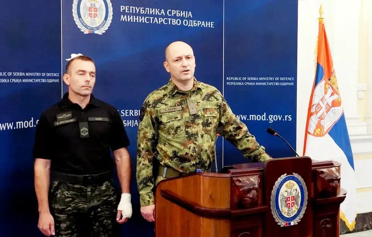 A lövöldöző katona a VBA igazgatójának társaságában