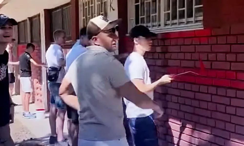 Radikális provokáció: szerb "haladó fiatalok" nemzeti színűre festik a falakat Újviéken