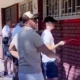 Radikális provokáció: szerb "haladó fiatalok" nemzeti színűre festik a falakat Újviéken