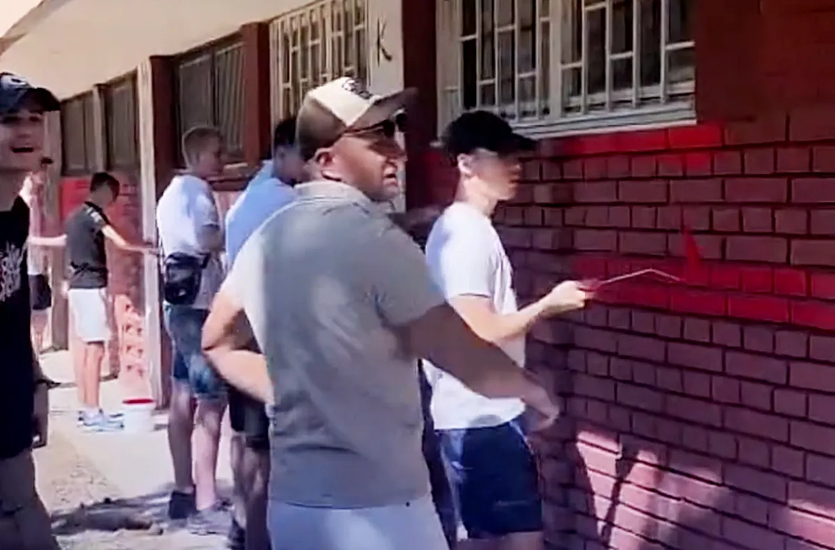 Radikális provokáció: szerb "haladó fiatalok" nemzeti színűre festik a falakat Újviéken
