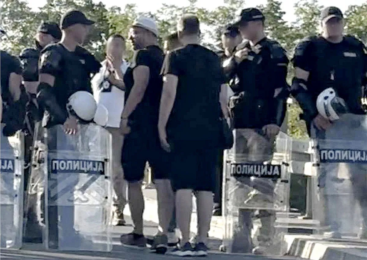 Átverték a haladókat, csónakkal és a dűlőutakon, de eljutottak a kiállításra 4 Vasárnap délután a szerb elnök rendőrsége lezárta az Újvidékről Petrőcre vezető hidat. A rendőrök mögött a Szerb Haladó Párt verőlegényei álltak. Az emberek ezért gyalog mentek a többségében szlovák településre, a BRAVO-sok csónakkal érkeztek