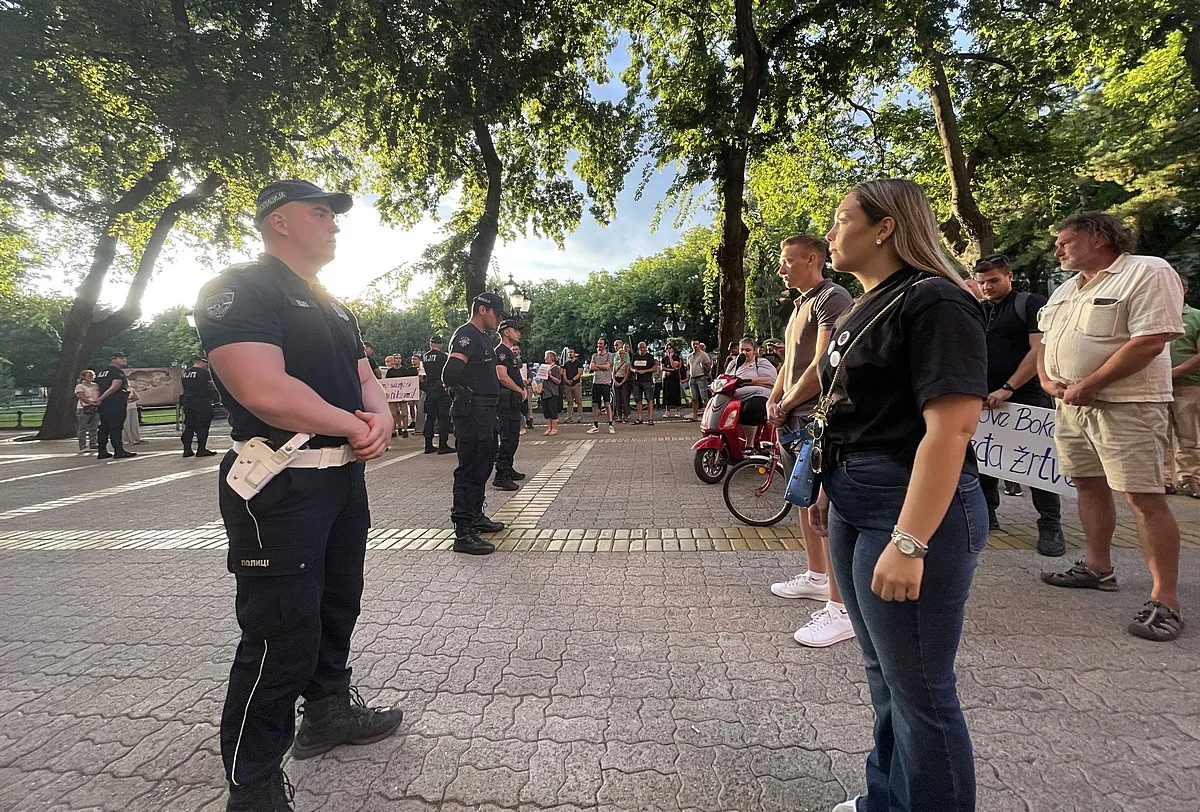 Rendőrök és tüntetők néztek farkasszemet egymással Szabadkán, a tüntetők szerint a rendőrök háborús bűnösöket védtek