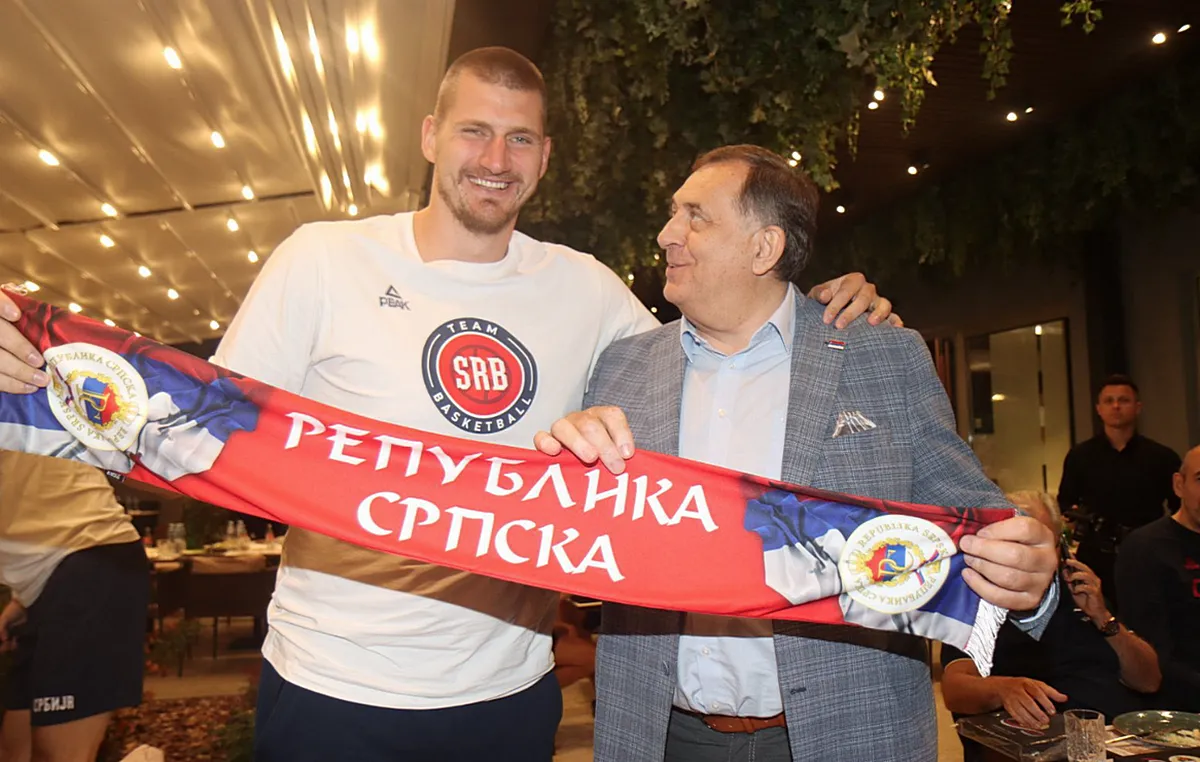 Dodik egy "nagy emberrel" népszerűsíti a boszniai Szerb Köztársaságot, a képen a leváltott boszniai szerb elnök Nikola Jokić társaságában