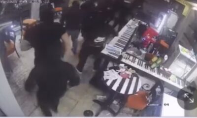 Maszkos, kapucnis támadók a Skver kávézóban (Forrás: térfigyelő kamera)