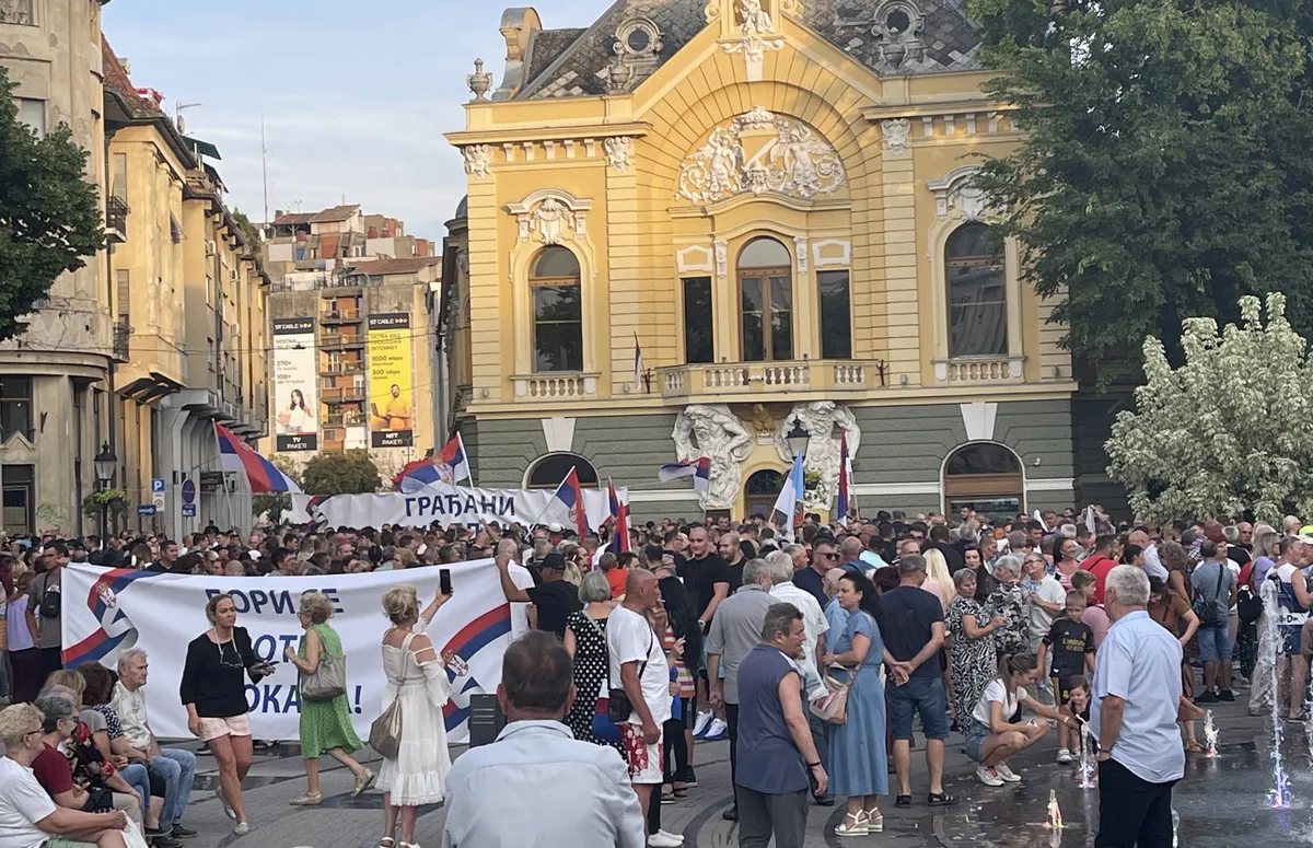 A szimpatizánsok nem éppen tömeges megmozdulásának résztvevői Szabadkán. A transzparensen, amely a képen alig látszik, az olvasható, hogy "harcolj a blokádok ellen"!