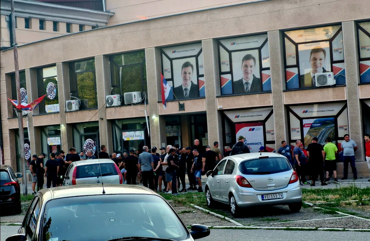 Szerbia a polgárháború küszöbén, vagy a hatalom utolsó rúgásai (másokba)? 4 A Szerb Haladó Párt verbászi székháza, amelyet a párt egyik "egyszerű" tagjának a fényképe díszit