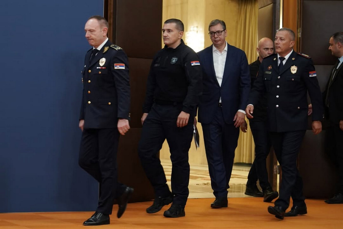 Vučić bevonulása a főrendőrök kíséretében
