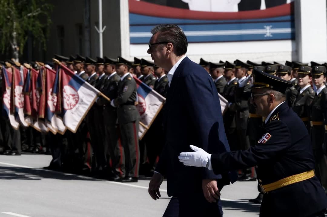 Erre tessék menni, erre van a kijárat! A kijáratot végül a hadsereg mutatja meg?