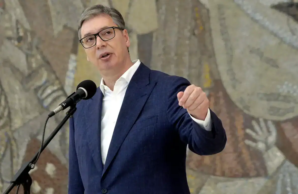 Aleksandar Vučić továbbra is lebegteti a parlamenti választások időpontját, miközben a kormány legitimitásának hiánya és a diáktüntetések nyomása szeptembertől-októbertől újabb politikai feszültséget kelthet Szerbiában