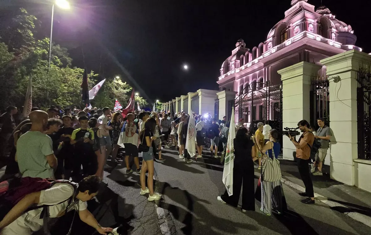 Tüntetők Vučić rezidenciája előtt: „Oszkár, írd ki a választásokat!” 3 A szerénységtől nem szenvedő Zeljko Mitrovic saját magáról nevezte el a házat Žeks Villának
