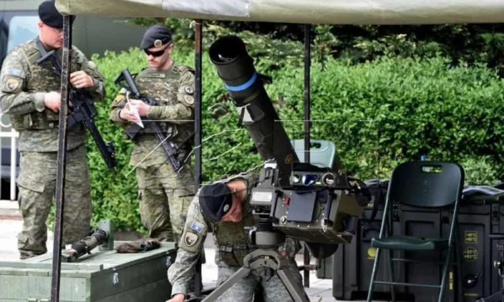 Koszovói katonák ismerkednek a török (NATO) fejlesztésű ATGM – OMTAS páncéltörő rakétarendszerrel, miután a szerb elnök kijelentette, hogy Szerbia tanknagyhatalom a Balkánon