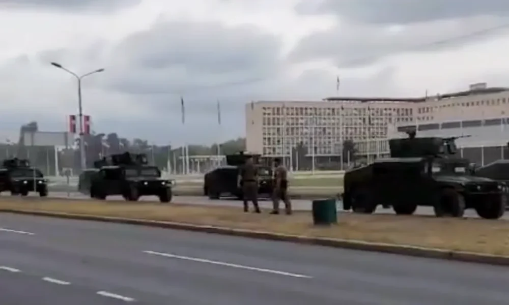 Katonai járművek a Szerbia Palota előtt