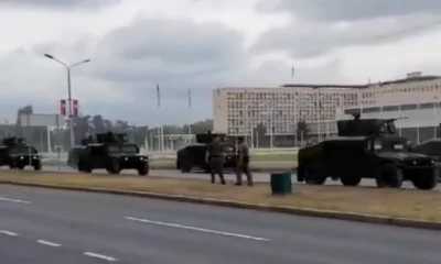 Katonai járművek a Szerbia Palota előtt