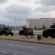 Katonai járművek a Szerbia Palota előtt