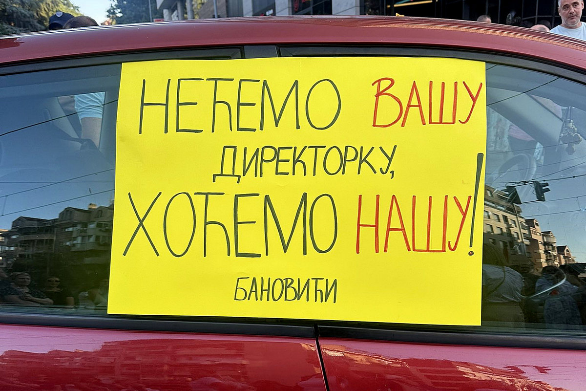 A saját igazgatónkat akarjuk, nem a magukét! - olvasható ezen a transzparensen, miután elbocsátották a belgrádi „Banović Strahinja” Általános Iskola igazgatónőjét, Tatjana Vasović Novoselt, mert volt bátorsága támogatni a diákokat és a tanárokat az iskolablokád alatt, és nyilvánosan beszélni az oktatás helyzetéről