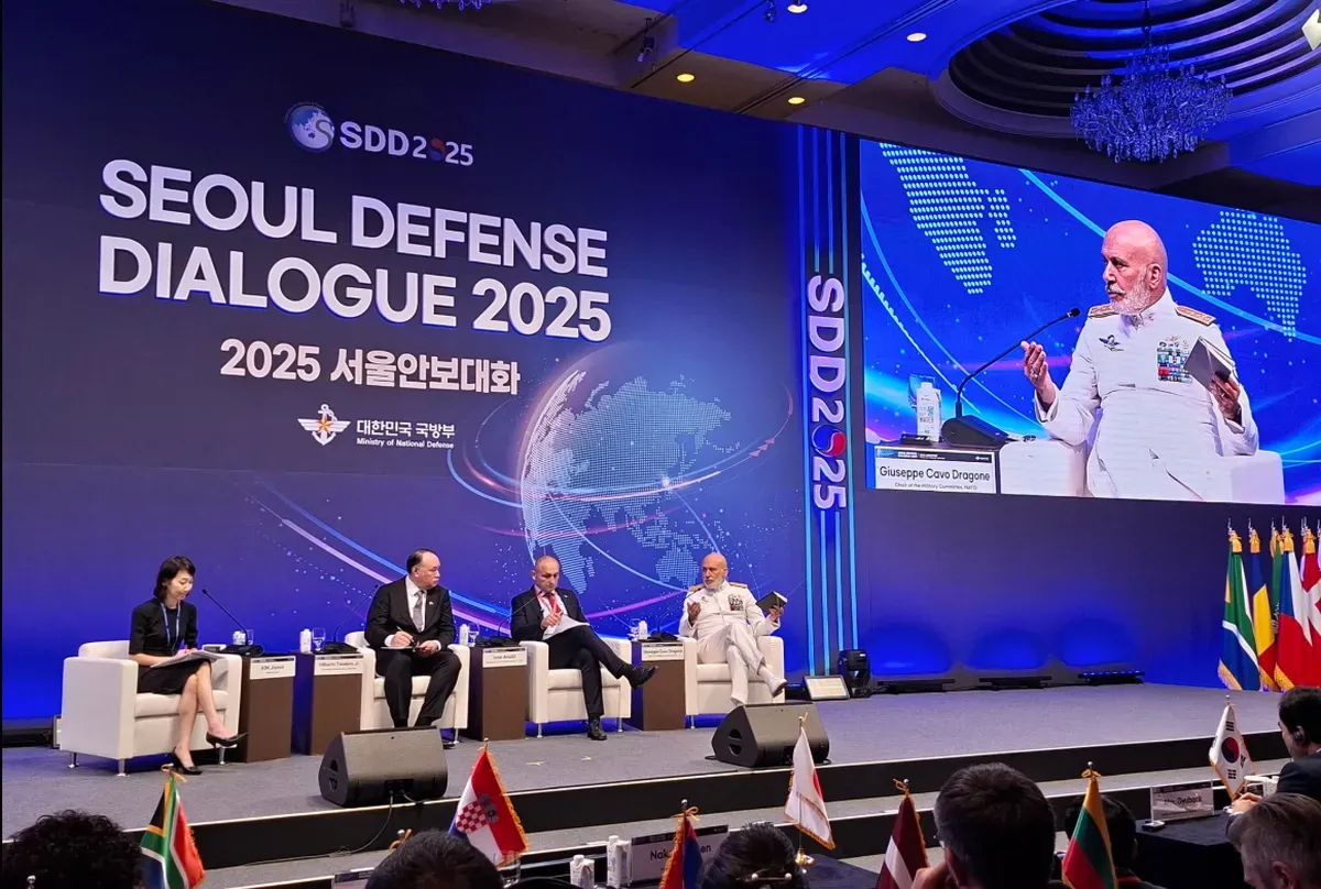 Hadiipari settenkedés – a horvát védelmi miniszter Dél-Koreában 2 Ivan Anušić a "Geopolitikai rivalizálás mérséklése és a stratégiai stabilitás helyreállítása" című panelbeszélgetésen vett részt, amelyen Gilberto Teodora Fülöp-szigeteki védelmi miniszterrel és Giuseppe Cavo Dragone admirálissal, a NATO Katonai Bizottságának elnökével együtt vett részt