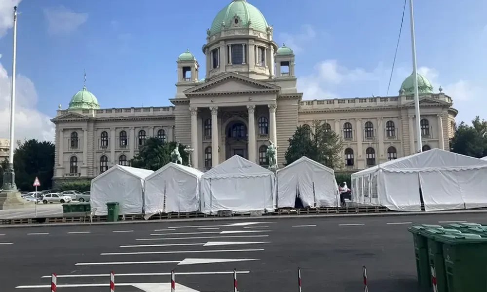 A Cacilend fehér sátrai a szerbiai képviselőház előtti téren