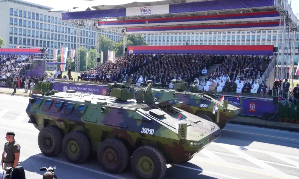 A szerb hadsereg katonai járművei elhaladnak a díszemelvény előtt, Dodik még nem érkezett meg