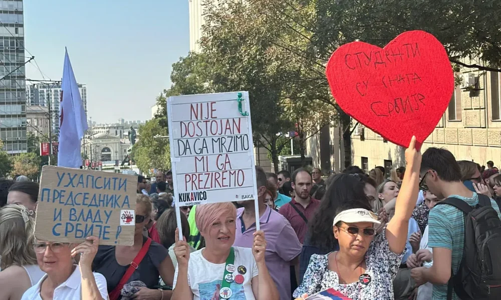 Gyógyíthatatlanul kettészakadt Szerbia: idős hölgyek demonstrálnak a diákokkal együtt a szerb kormány épülete előtt, az egyik transzparens szerint Vucic "nem méltó arra, hogy gyűlöljék, ők inkább megvetik"