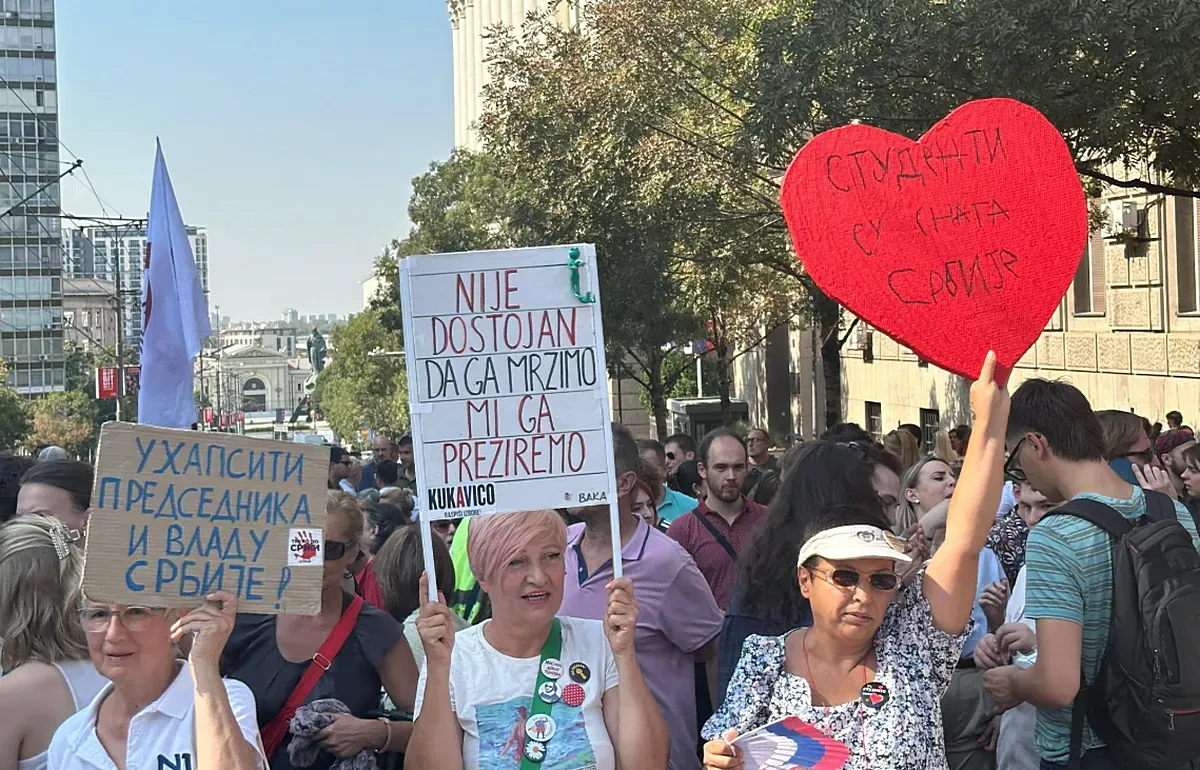 Gyógyíthatatlanul kettészakadt Szerbia: idős hölgyek demonstrálnak a diákokkal együtt a szerb kormány épülete előtt, az egyik transzparens szerint Vucic "nem méltó arra, hogy gyűlöljék, ők inkább megvetik"