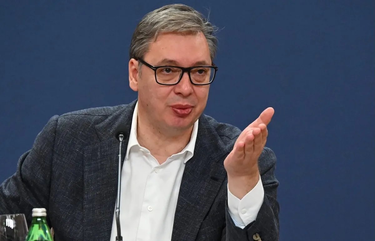 A szerb elnök egy csapásra legálissá teszi, ami eddig illegális volt, mindenki jól jár, az is, aki engedély nélkül épített, és az állam is, mert több ingatlanadót szedhet be. Viszont megint a törvénytisztelő emberek esnek ki hülyének