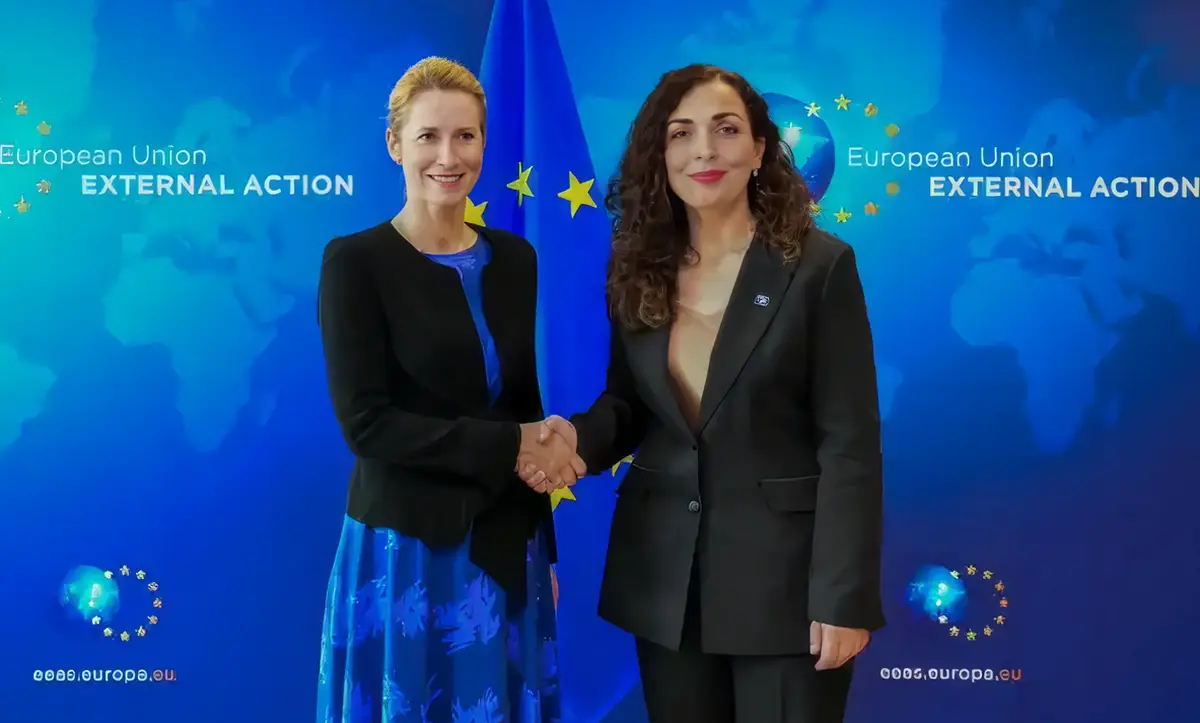 Szerbia az ENSZ épületéből is kitiltaná a koszovói elnököt 4 Osmani Kallasszal is megbeszélést folytatott, vele a szerb elnök is találkozik, Vučić nehéz eszmecserére számít (Forrás: Facebook, Vjosa Osmani)