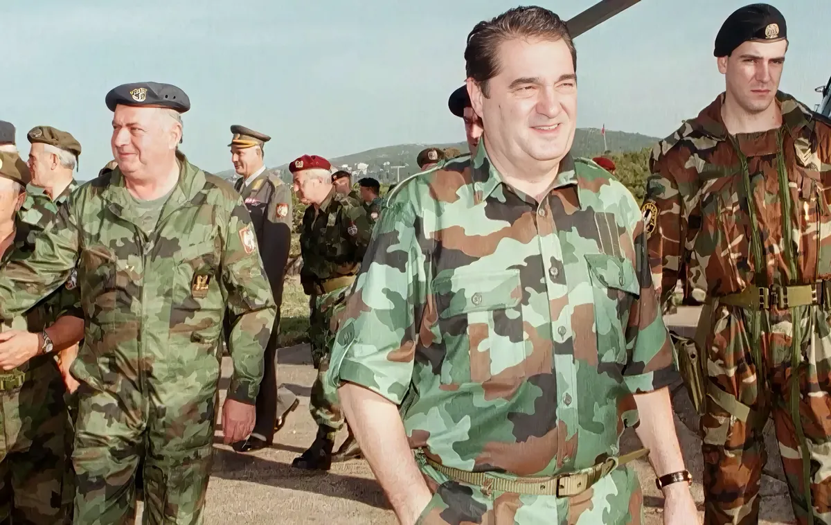 A szerb tábornok katonái között