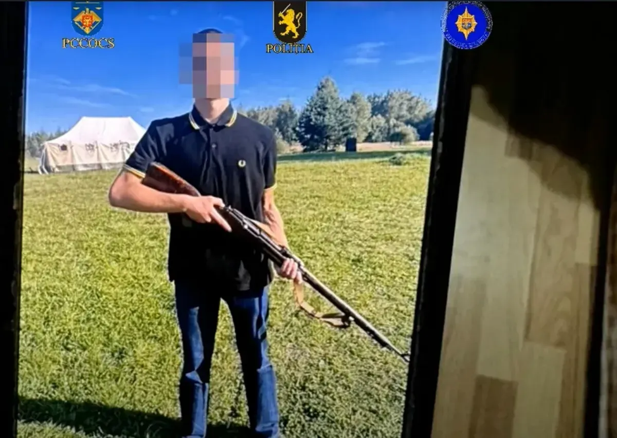A kiképzés egyik résztvevője, és a kiképzőtábor lakója, ha jól látjuk egy M48-as puskával a kezében, amivel nem sokra megy a mai világban