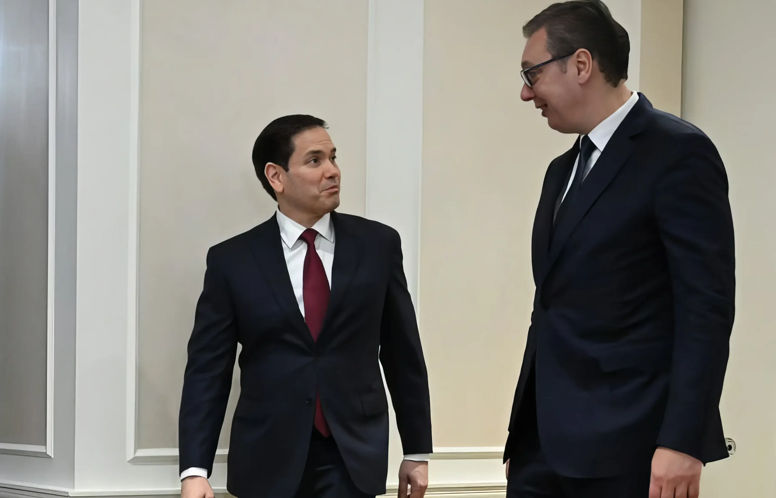 Szerbia az ENSZ épületéből is kitiltaná a koszovói elnököt 5 Vannak zászlós képek is, azokon szépen mosolyog az amerikai külügyminiszter és a szerb elnök, ez egy rossz pillanatban elkapott szemkontaktus