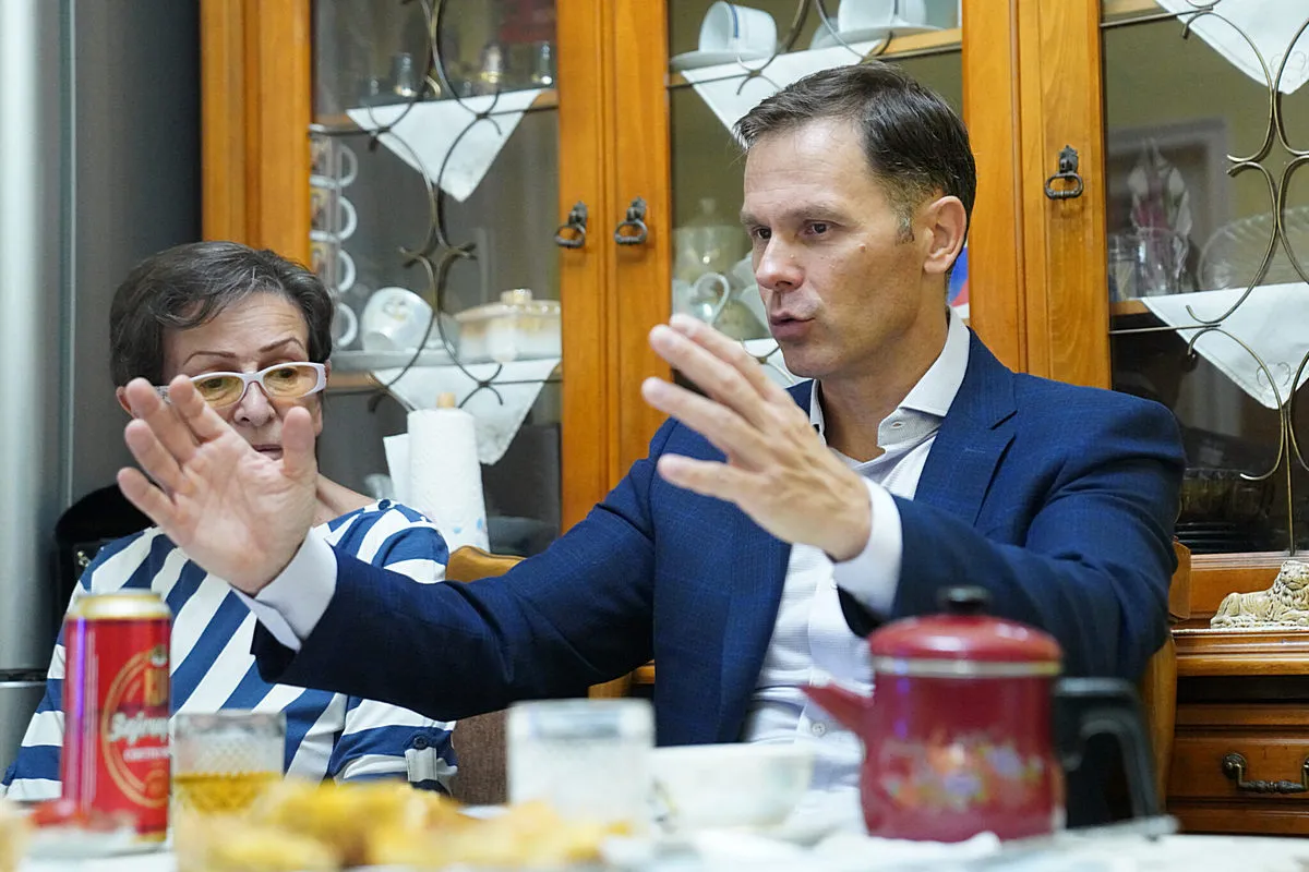 Szerbiai árstop: a kereskedelmi láncok nem tartják be teljesen 3 A szerb pénzügyminiszter szombaton egy nyugdíjas házaspárt keresett fel, és ebből az alkalomból rámutatott, hogy az állam intézkedésekkel reagált a magas termékárakra, és hogy ez jó eredményeket hozott. Szerinte mindent, amit az állam megtakarít, azt a nyugdíjak és a fizetések emelése révén a polgárokhoz juttatja el. A jóságos szerb állam...
