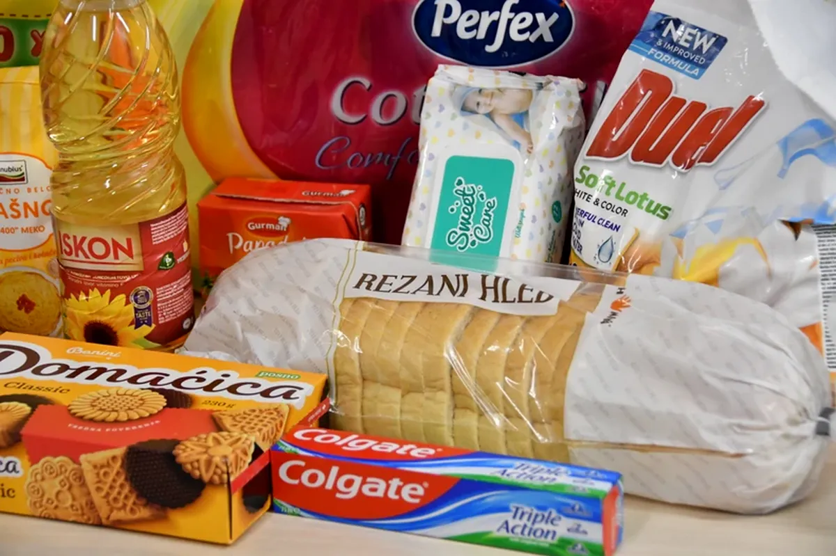 A szeletelt fehér kenyér 92 dinár, ami 310 forintnak felel meg