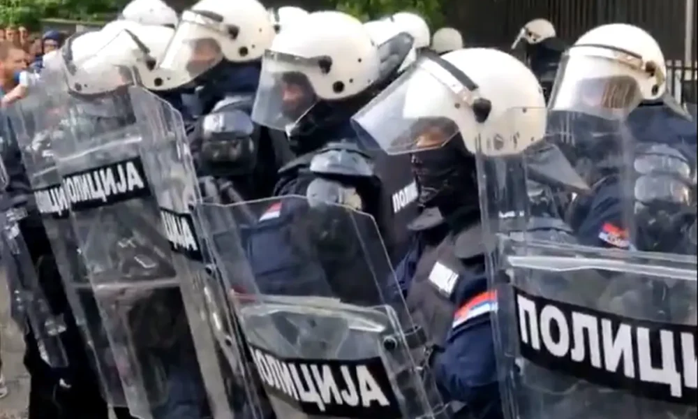 Szerb rendőrök, akiket azért fizetnek, hogy védjék a rezsimet