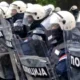 Szerb rendőrök, akiket azért fizetnek, hogy védjék a rezsimet